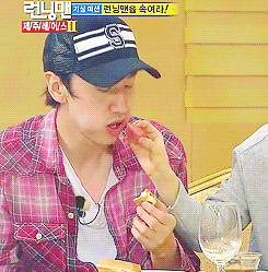 李光洙吃瓜gif,萌态十足引网友热议