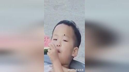 萌娃搞笑吃瓜,萌态百出笑翻众人