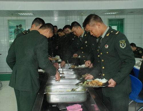 部队男兵吃瓜,男兵们的欢乐时光
