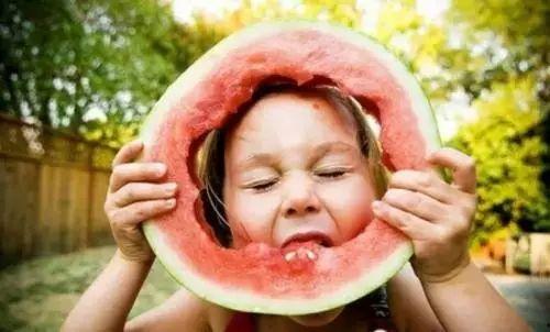 舒服吃瓜,畅享夏日清凉时光